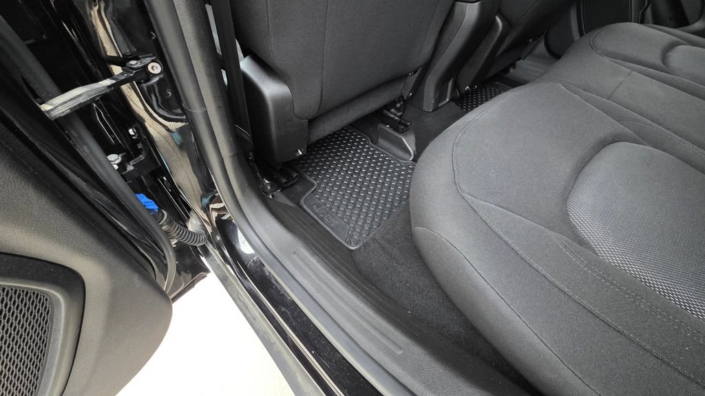 Used 2023 Jeep Renegade Latitude AWD/4WD image 18