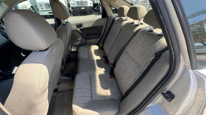 Used 2011 Ford Focus SE FWD image 8