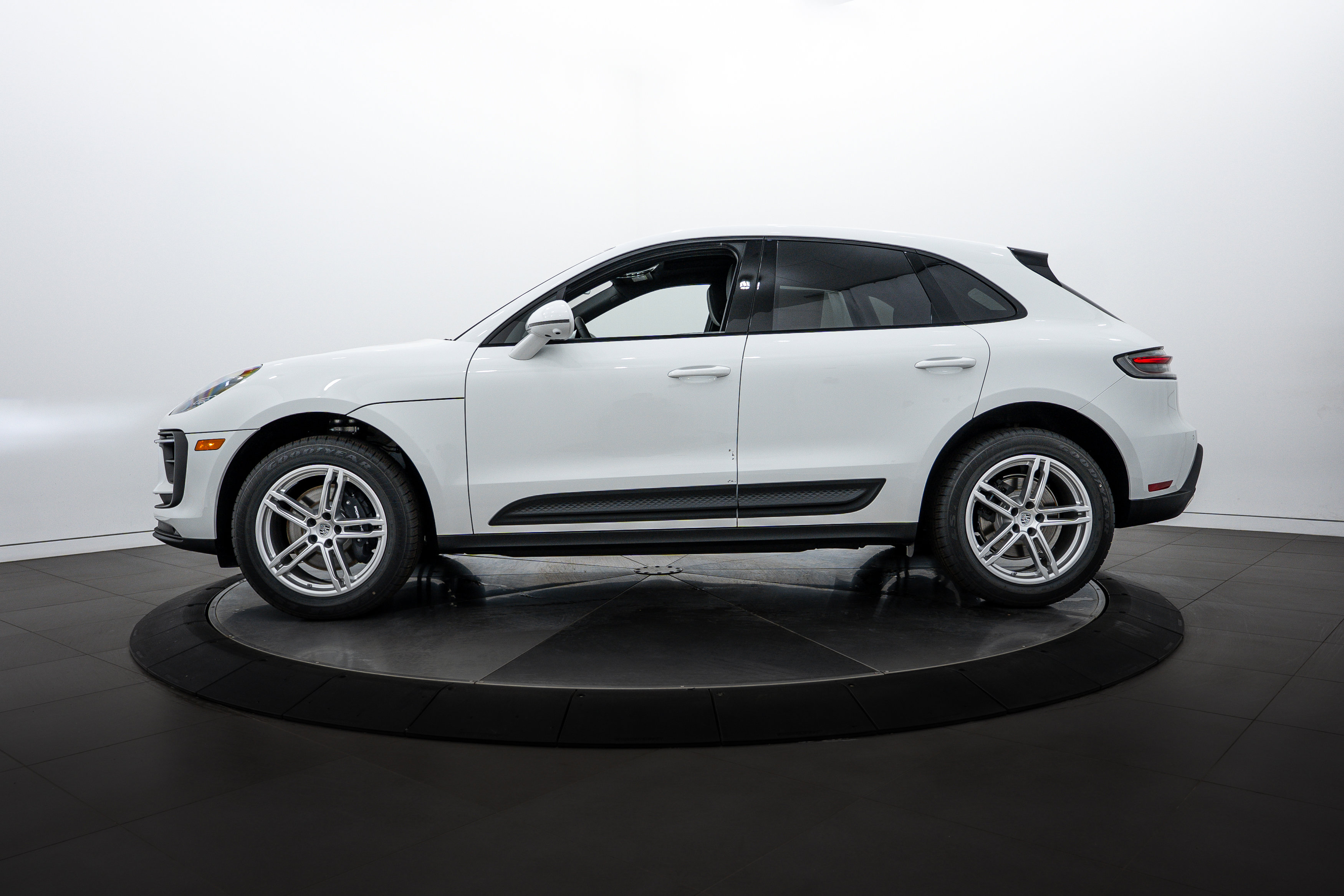 New 2026 Porsche Macan image 2
