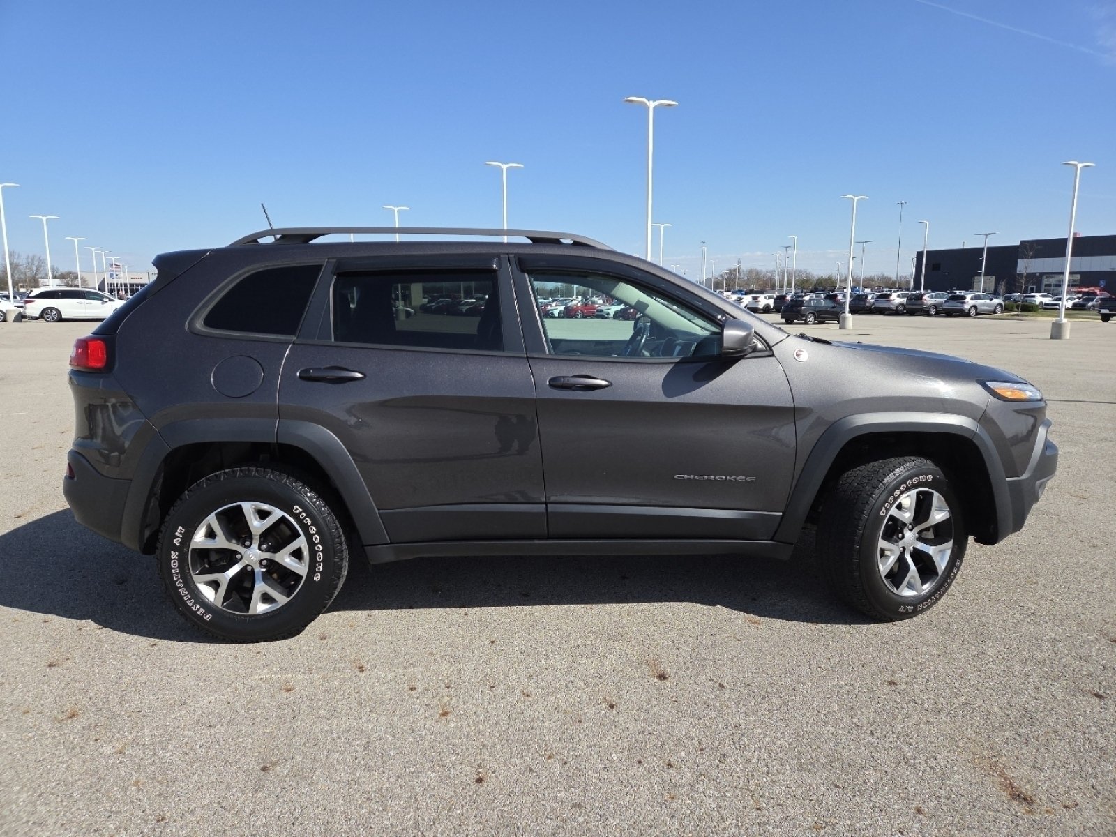 Used 2018 Jeep Cherokee Trailhawk w/ Cold Weather Group AWD/4WD image 18