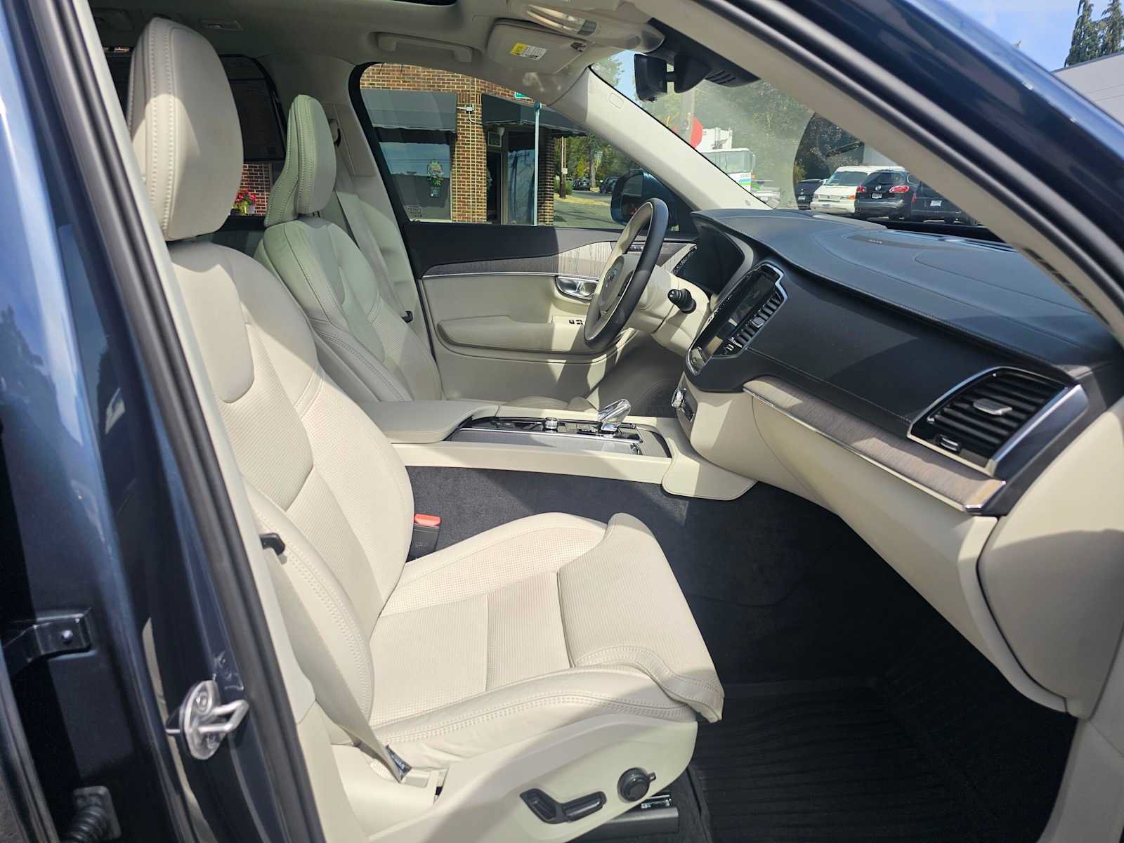 Used 2025 Volvo XC90 B6 Ultra w/ Protection Package Premier AWD/4WD image 11