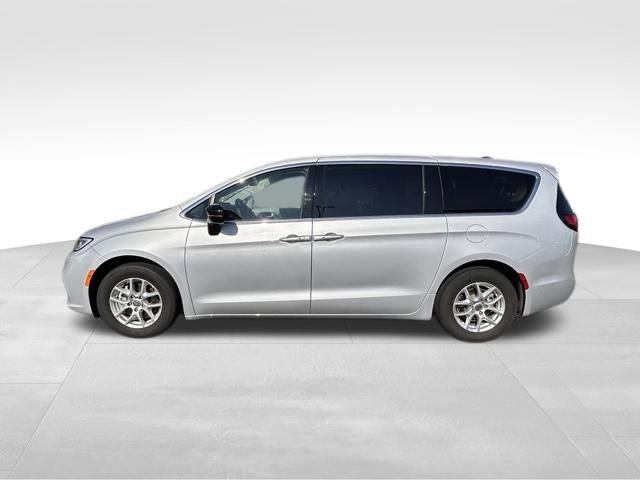 Used 2024 Chrysler Pacifica Touring-L FWD image 3