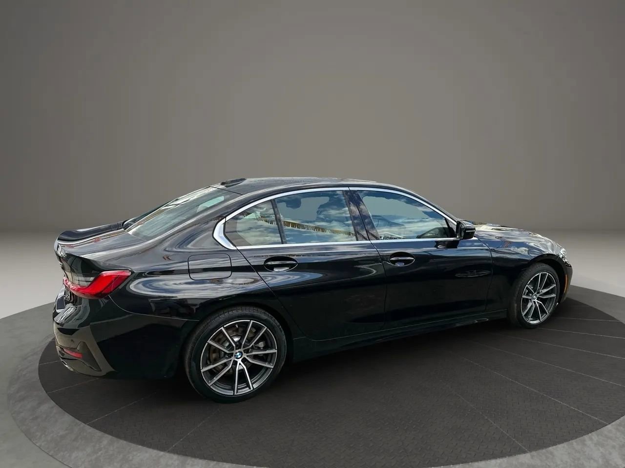 Used 2021 BMW 330i xDrive Sedan w/ Convenience Package image 4