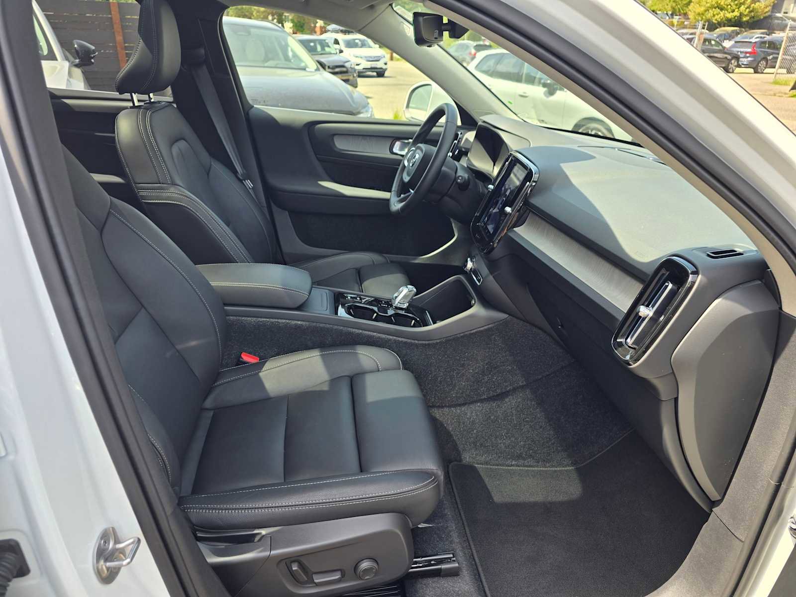 Certified 2024 Volvo XC40 B5 Plus image 10