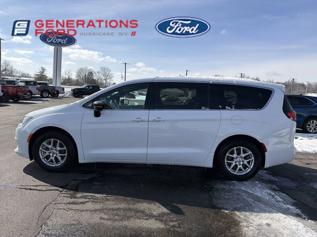 Used 2025 Chrysler Voyager LX FWD image 9