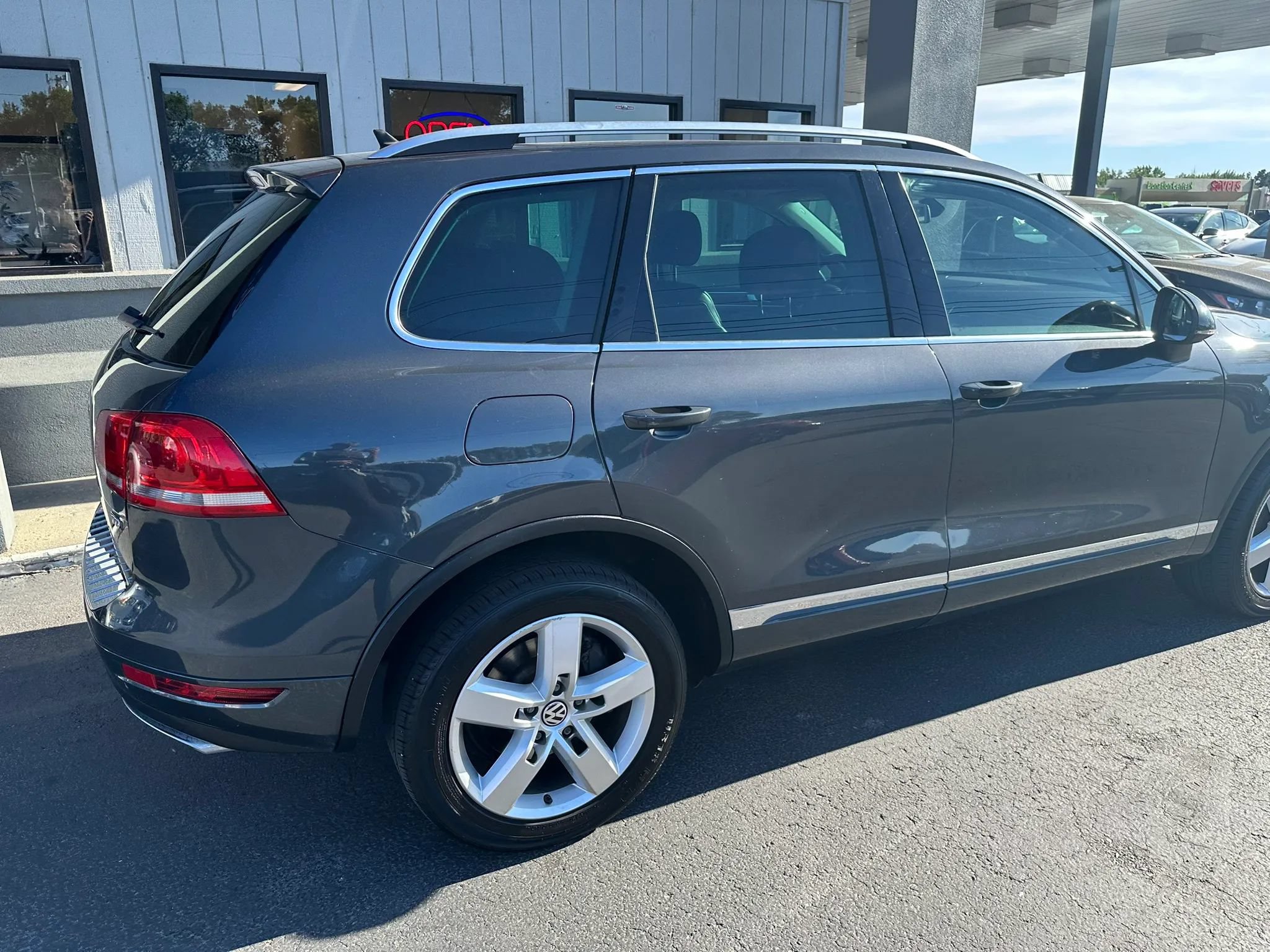 Used 2014 Volkswagen Touareg TDI AWD/4WD image 26
