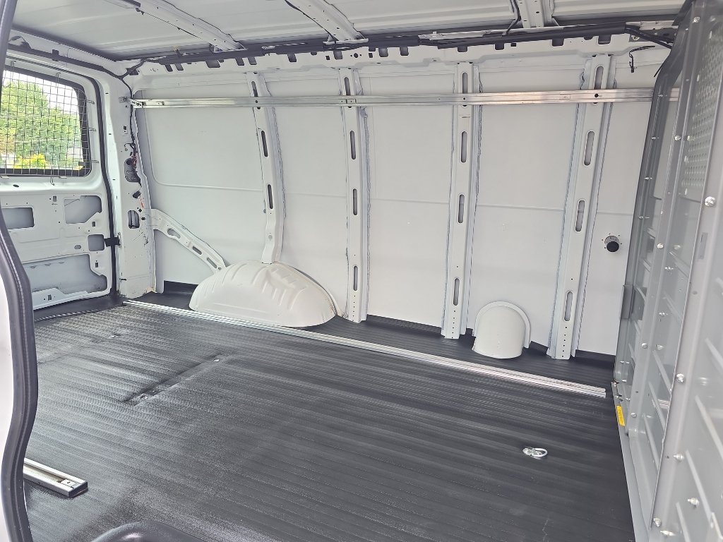 Used 2015 Chevrolet Express 2500 RWD image 15