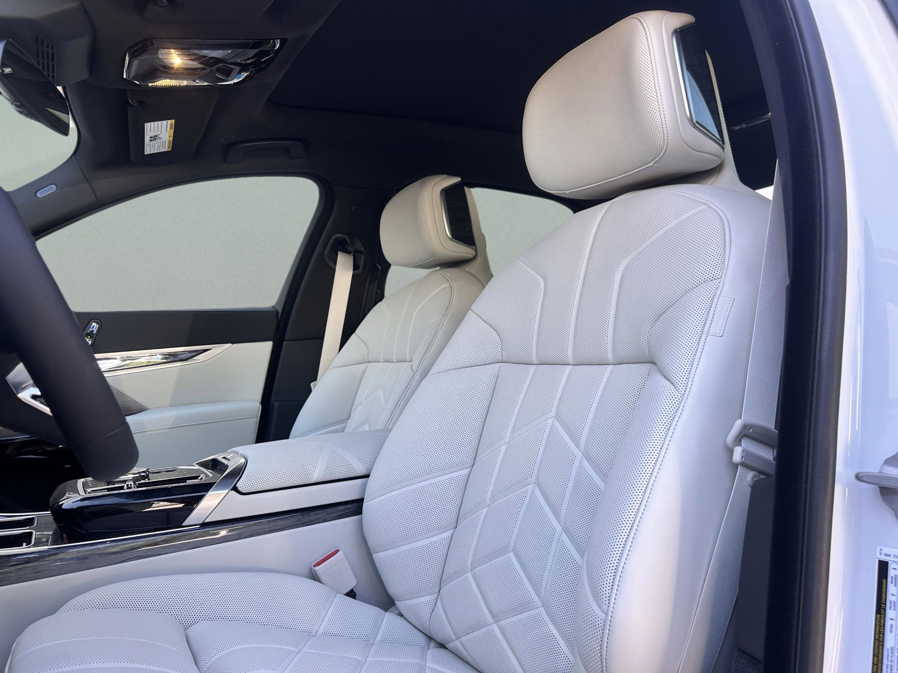 Used 2025 BMW i7 xDrive60 image 27