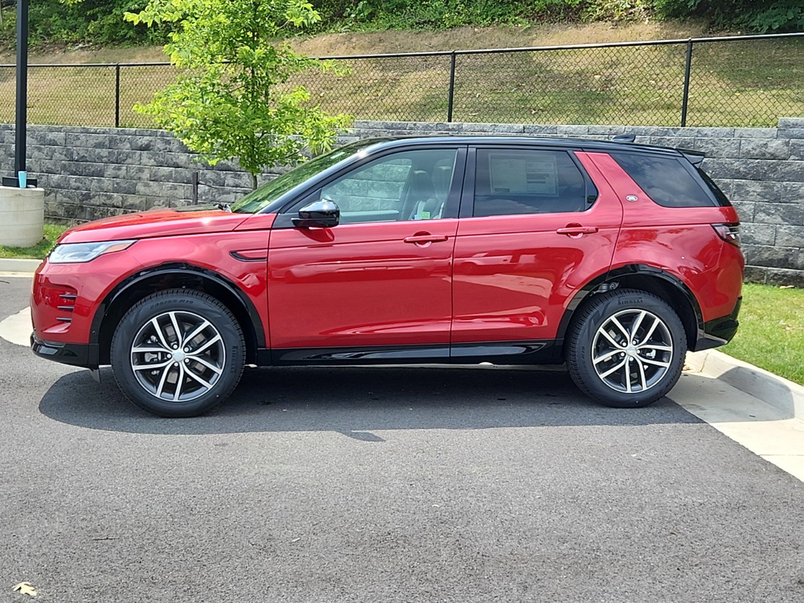 New 2024 Land Rover Discovery Sport Dynamic SE image 6