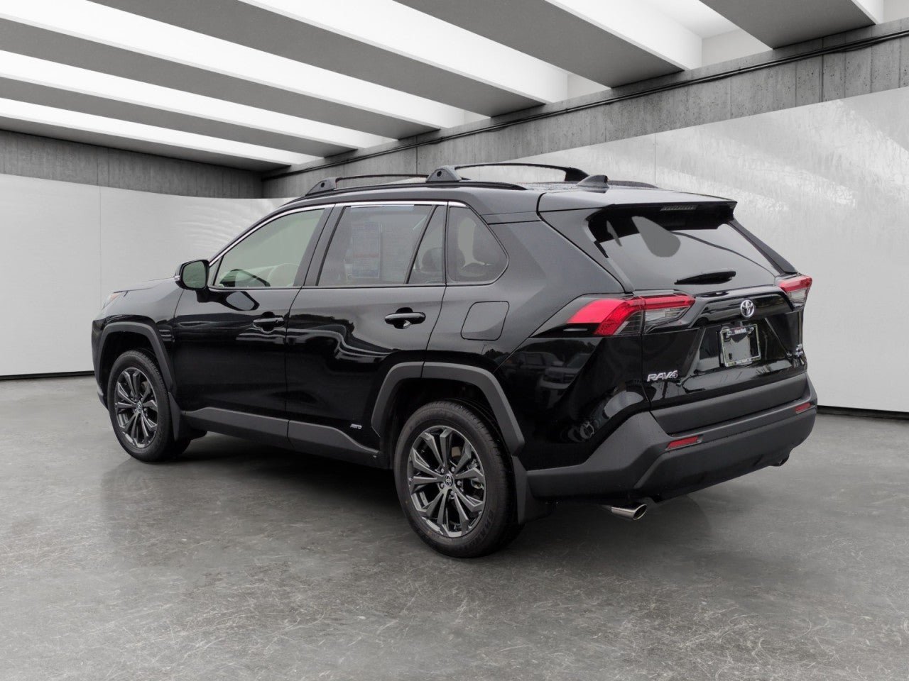 Used 2025 Toyota RAV4 XLE Premium w/ Weather Package AWD/4WD image 5