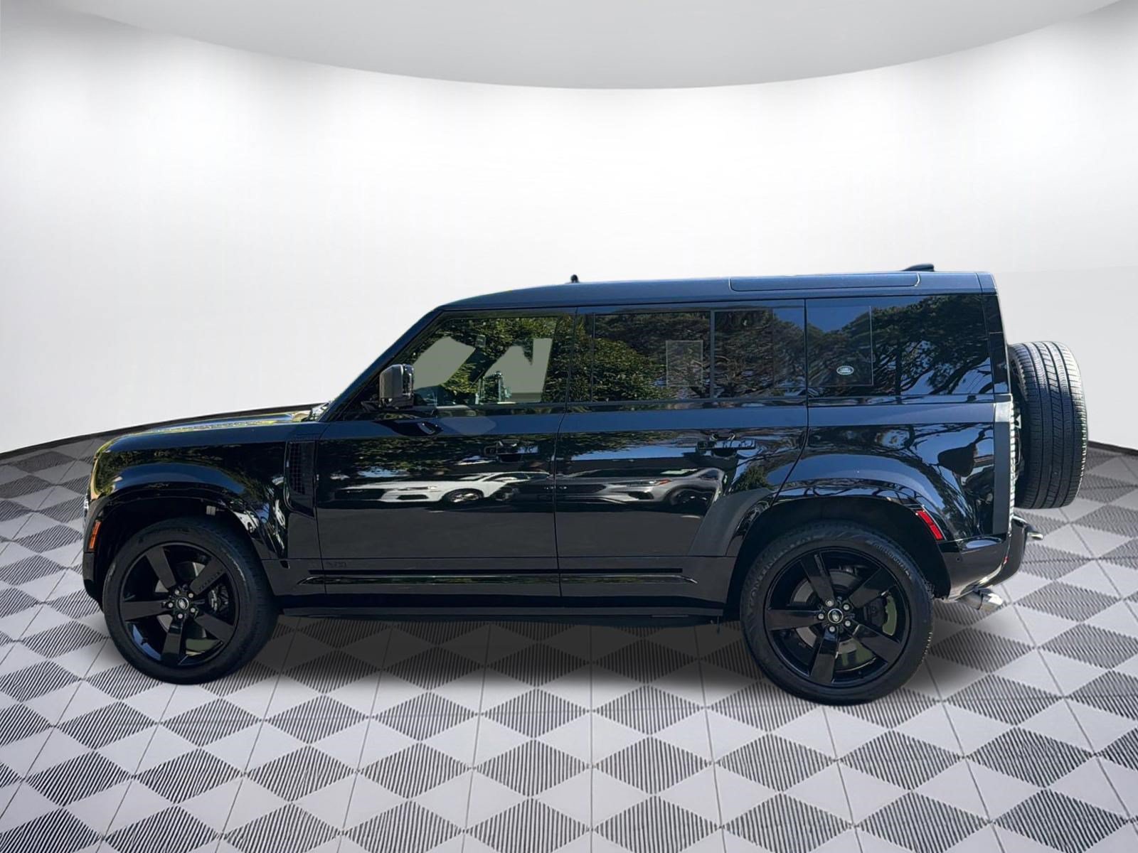 Used 2024 Land Rover Defender 110 V8 AWD/4WD image 2