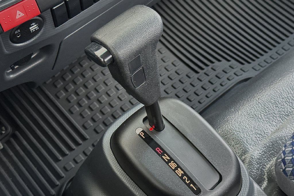 Used 2024 Isuzu NPR RWD image 17