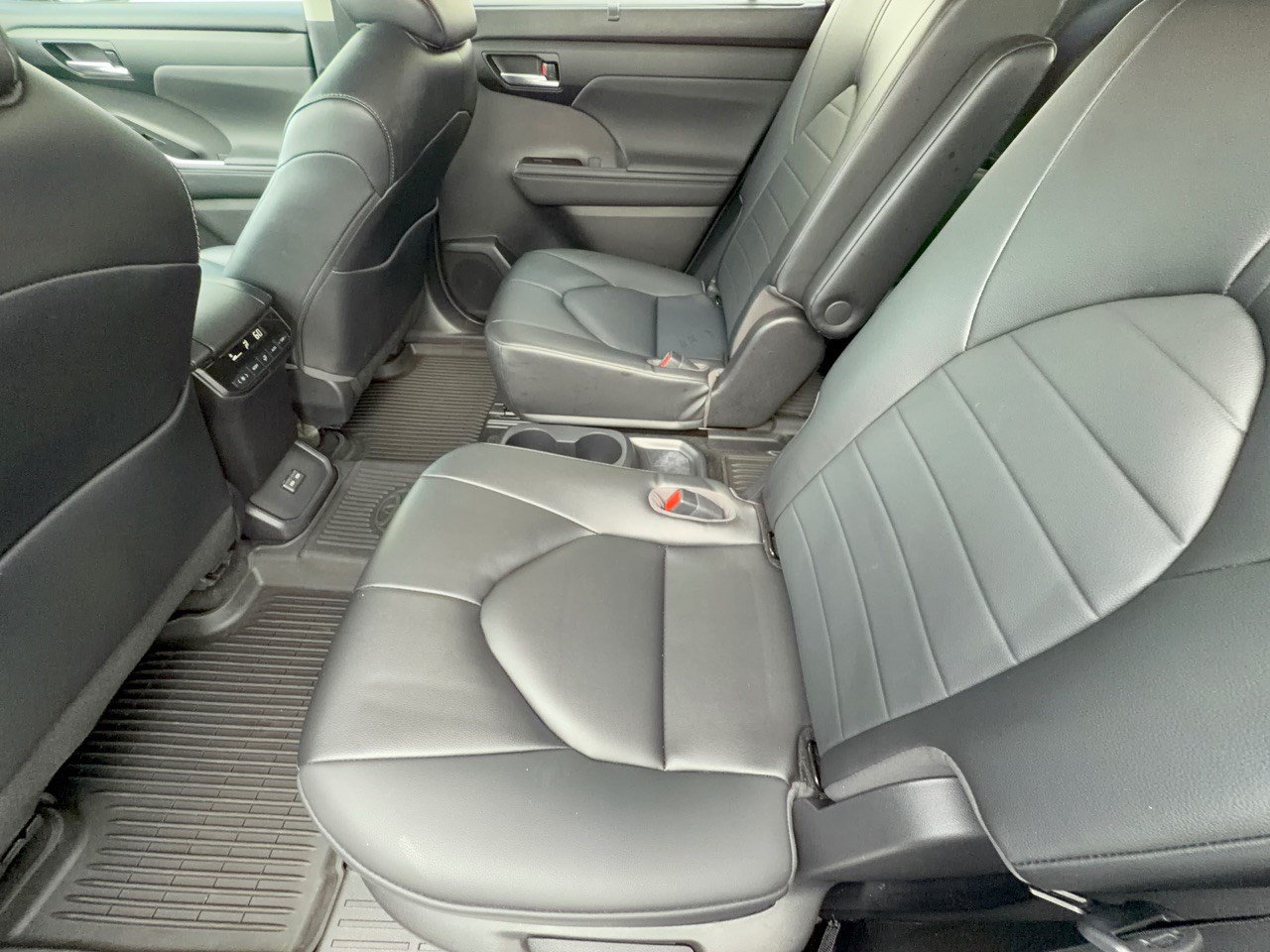 Used 2023 Toyota Highlander XLE FWD image 25
