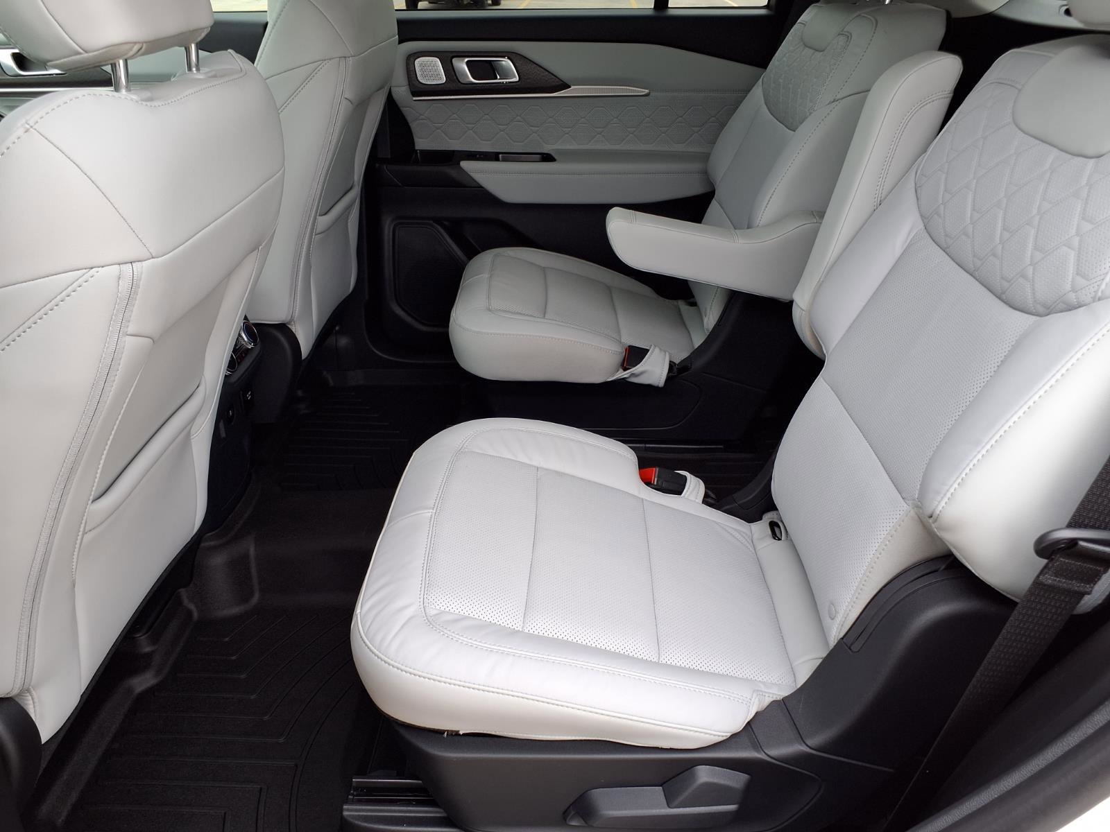 Used 2025 Ford Explorer Platinum w/ Ultimate Package image 10