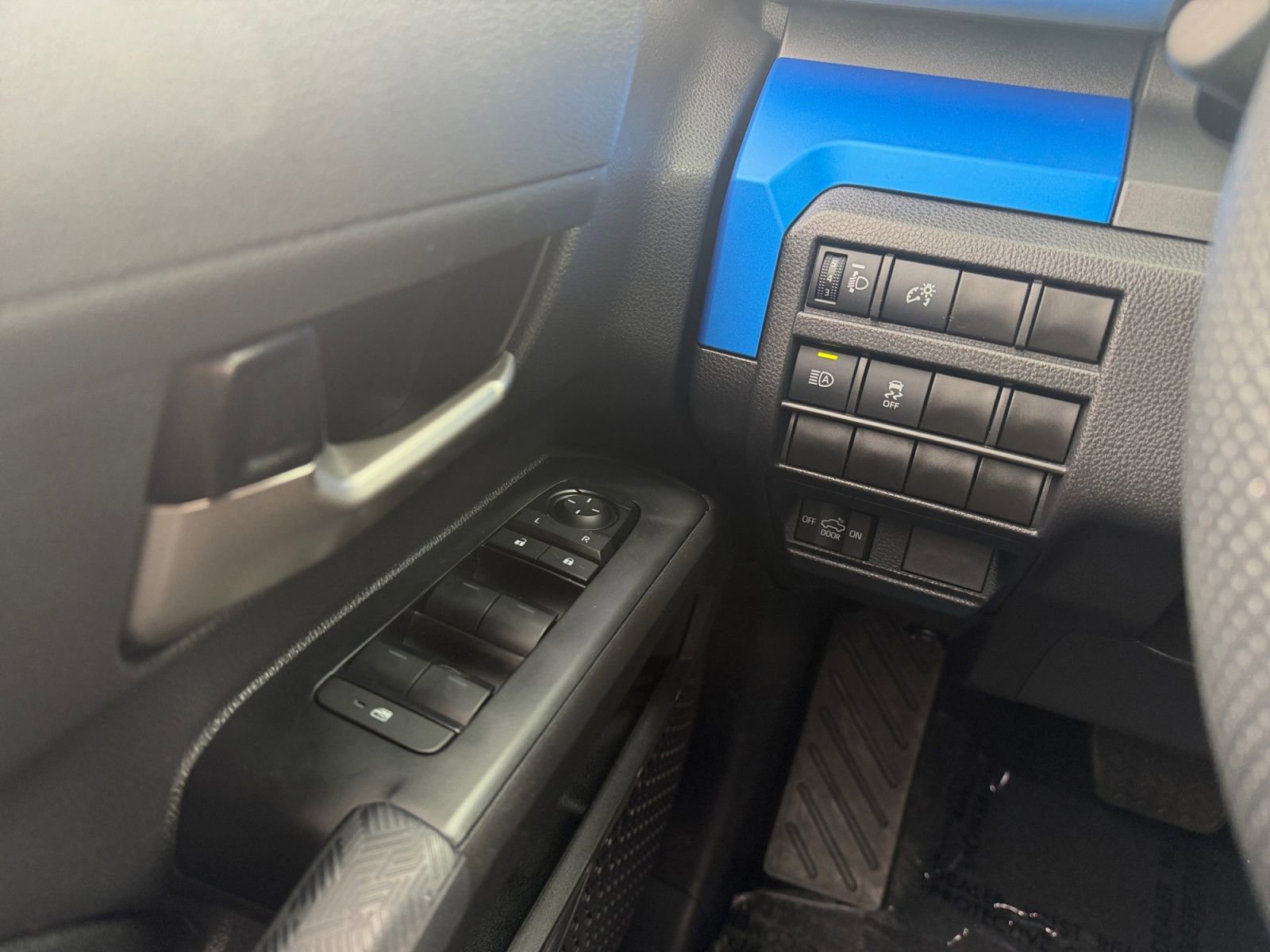 Certified 2025 Toyota Tacoma TRD Off-Road AWD/4WD image 23