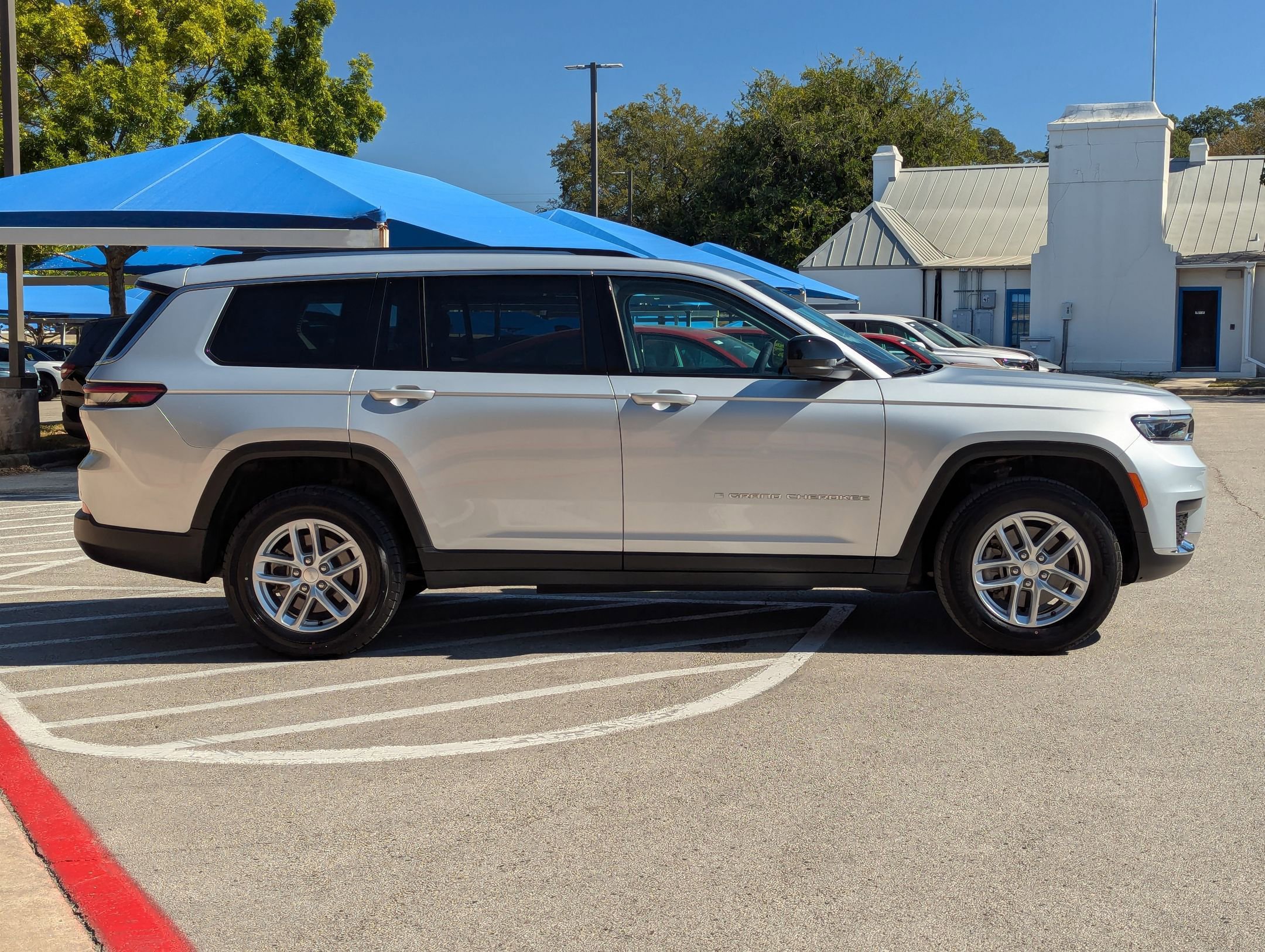 Used 2023 Jeep Grand Cherokee L Laredo image 3