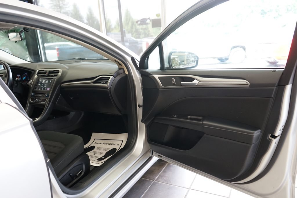 Used 2018 Ford Fusion SE w/ Fusion SE Technology Package FWD image 39