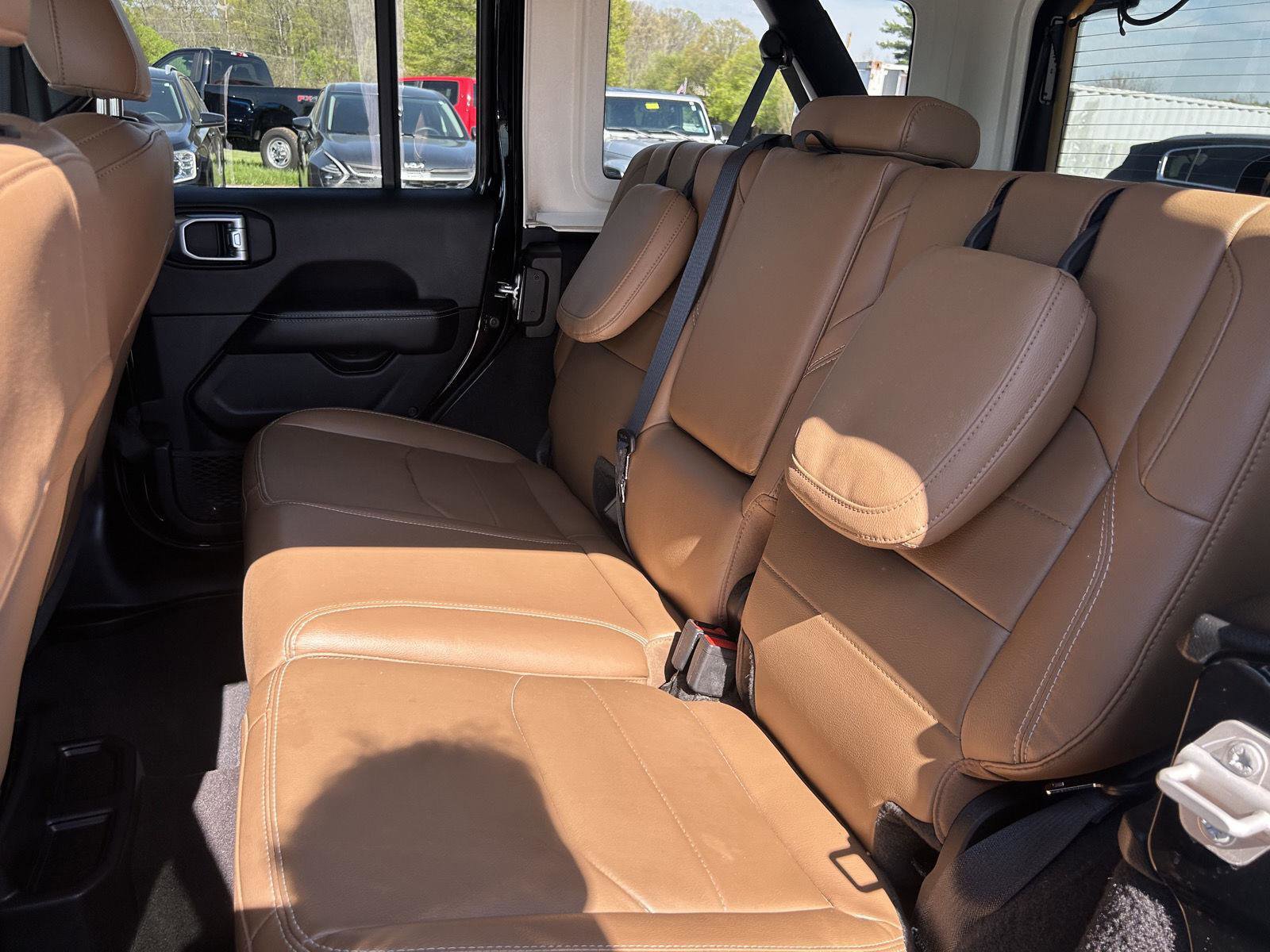 Used 2023 Jeep Wrangler Sahara image 8