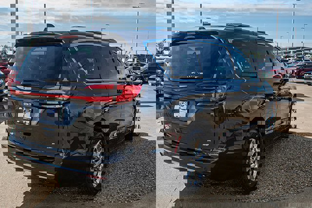 Used 2021 Chrysler Pacifica Touring-L w/ Uconnect Theater Family Group image 4