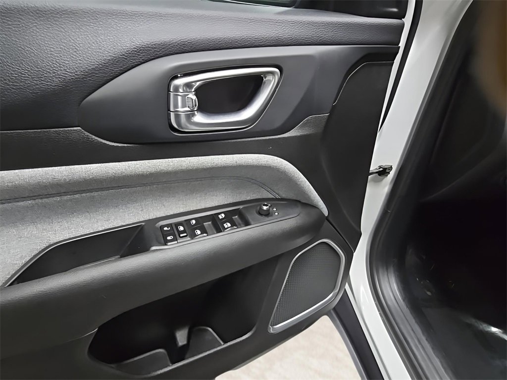 Used 2024 Jeep Compass Latitude image 10