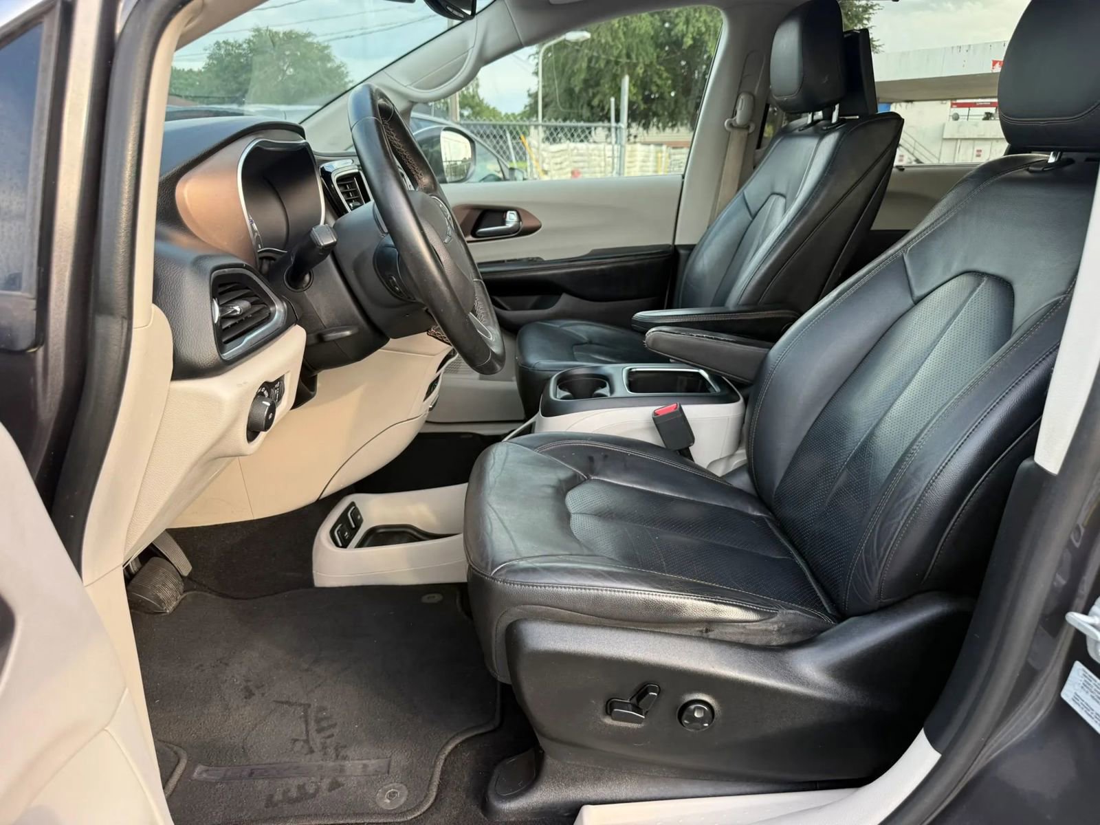 Used 2017 Chrysler Pacifica Touring-L Plus FWD image 9