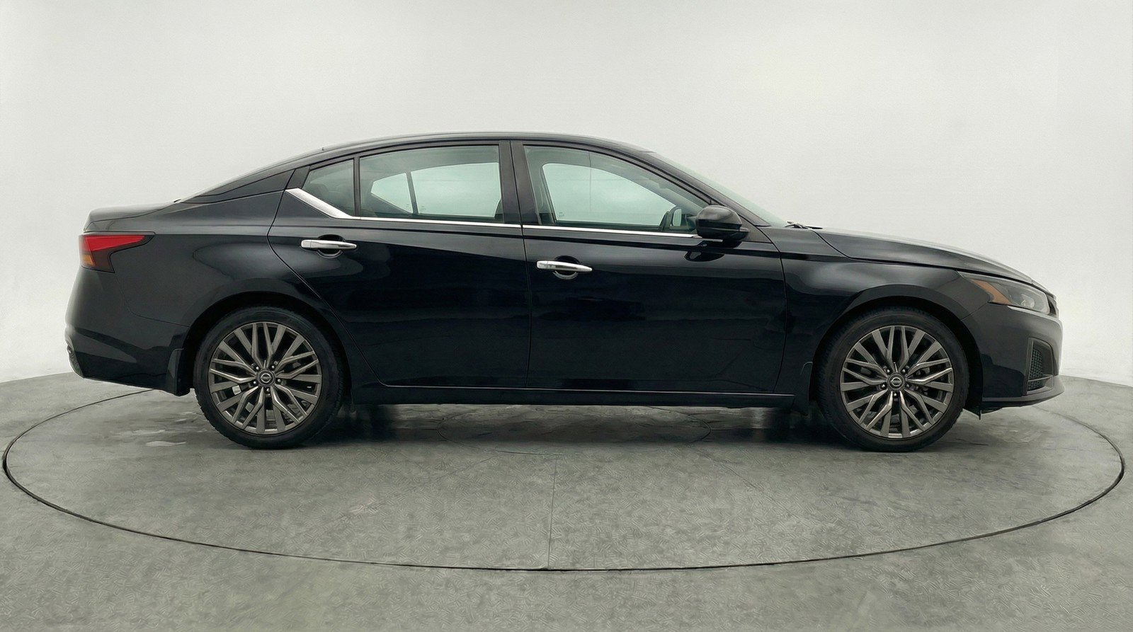 Used 2025 Nissan Altima 2.5 SV image 11