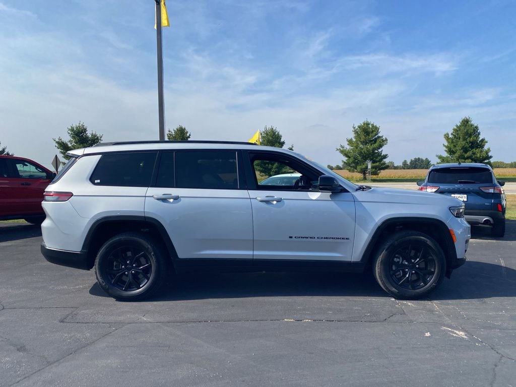 Used 2024 Jeep Grand Cherokee L Laredo image 4