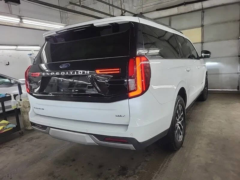 Used 2025 Ford Expedition Max Platinum AWD/4WD image 2