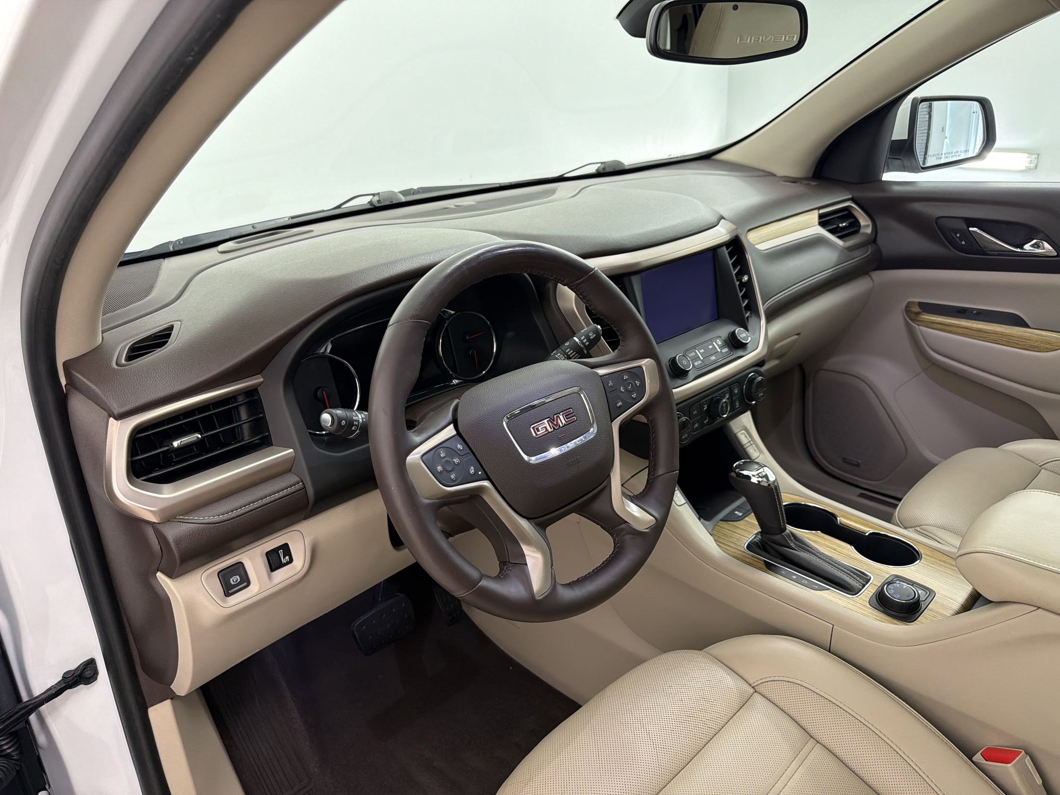 Used 2018 GMC Acadia Denali w/ Technology Package AWD/4WD image 4