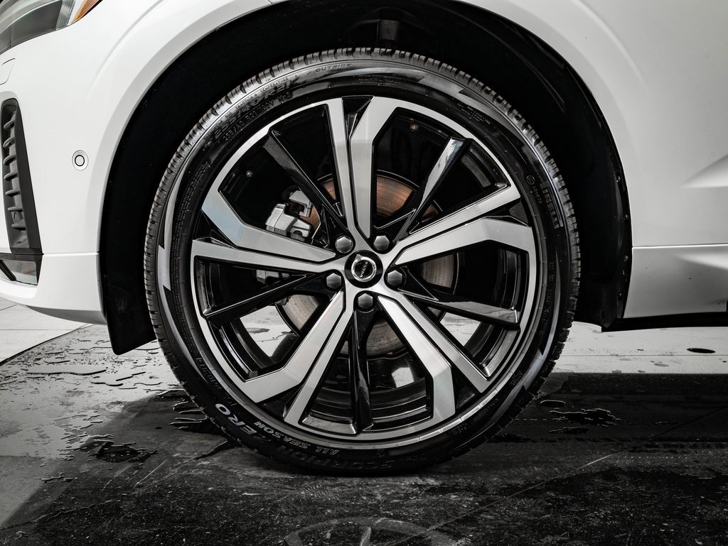 Used 2025 Volvo XC60 B5 Ultra w/ Protection Package Premier image 13