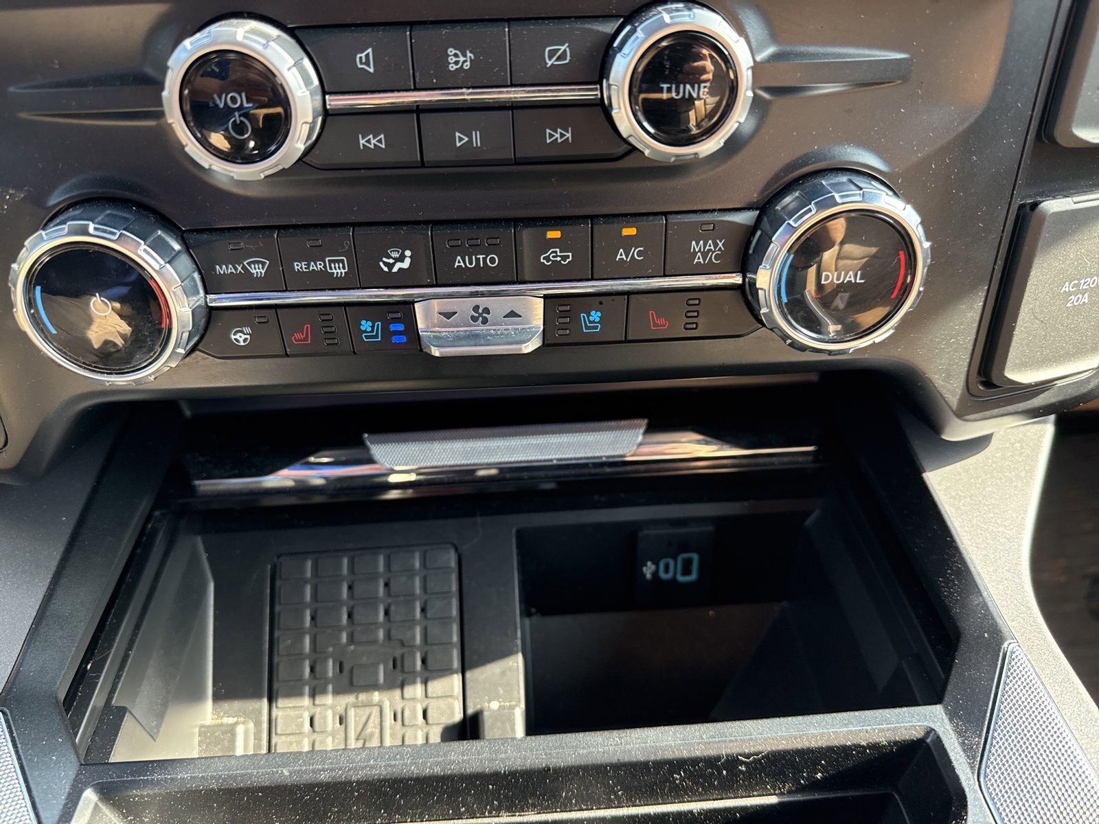 Used 2023 Ford F250 Lariat w/ Sport Appearance Package AWD/4WD image 11