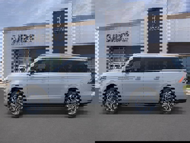 New 2025 Lincoln Navigator L Reserve image 3