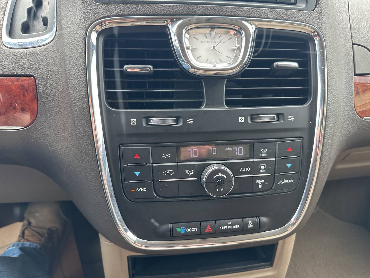Used 2016 Chrysler Town & Country Touring FWD image 23