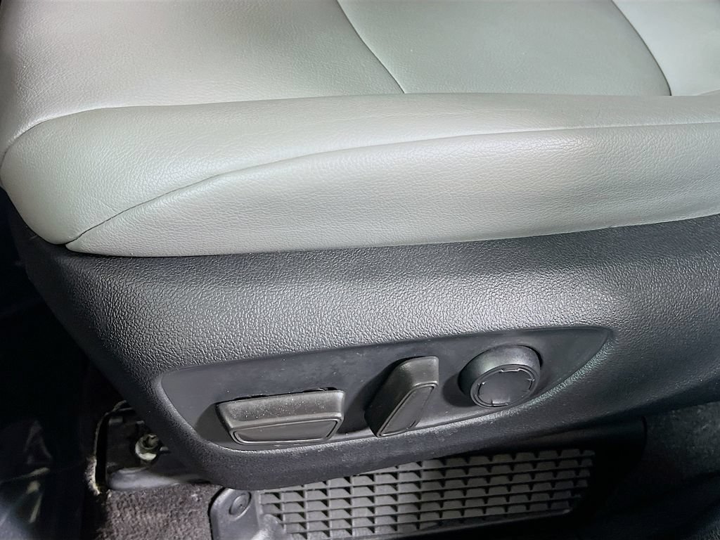 Certified 2025 Toyota Sienna XLE FWD image 17