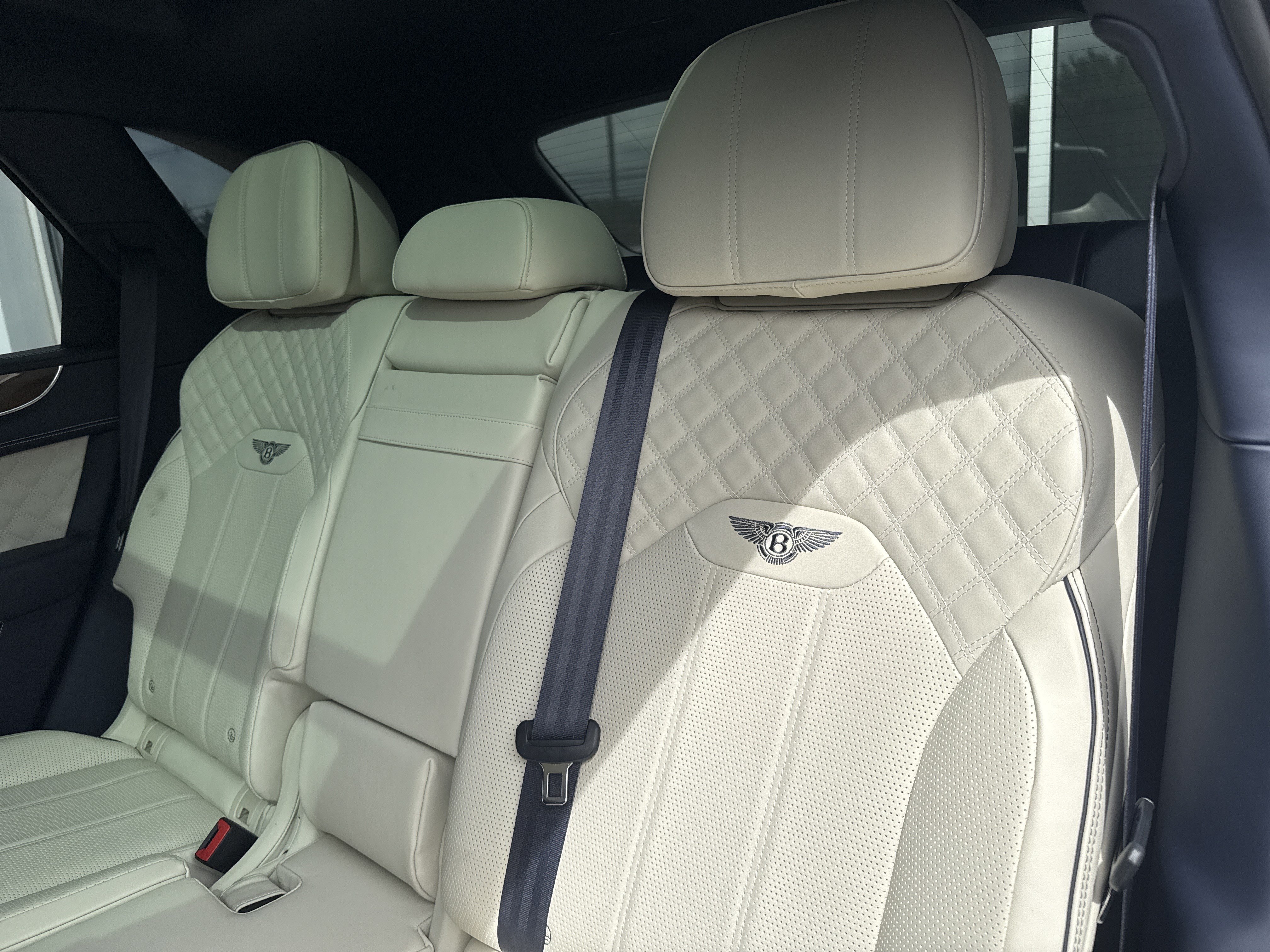 Used 2022 Bentley Bentayga AWD/4WD image 45