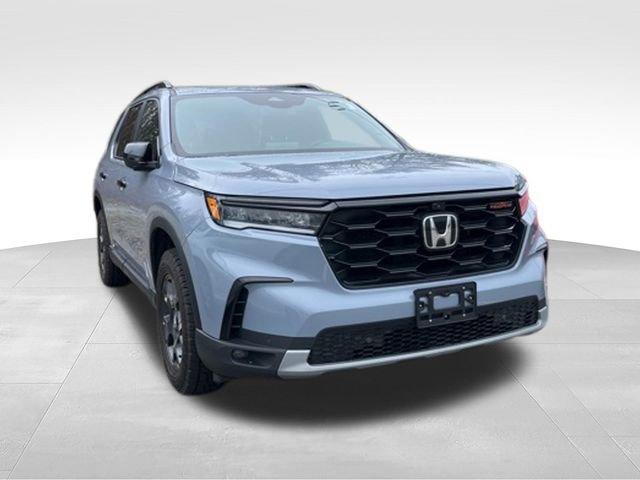 Certified 2025 Honda Pilot TrailSport image 1