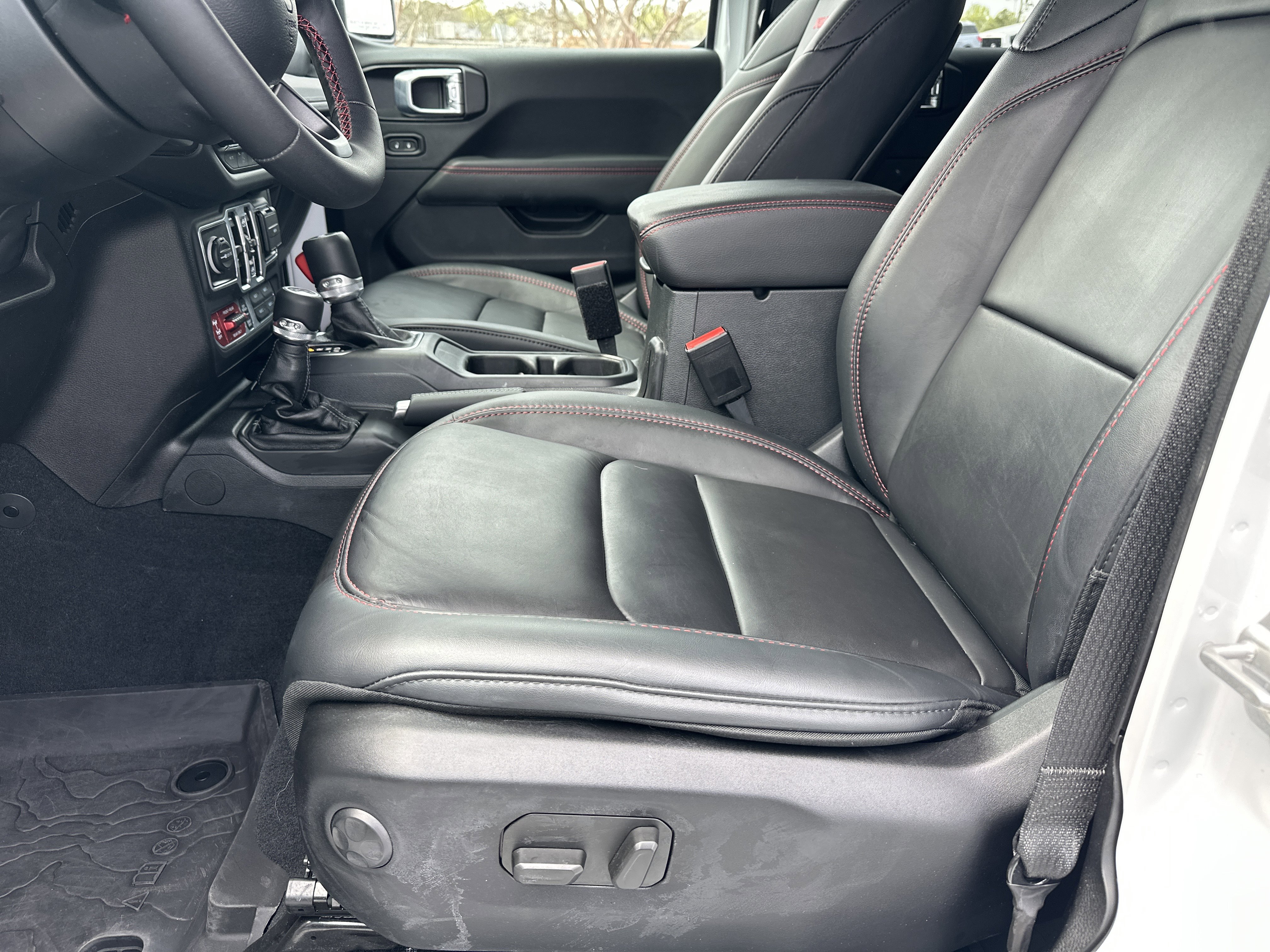 Used 2024 Jeep Wrangler Unlimited Rubicon w/ Technology Group image 11