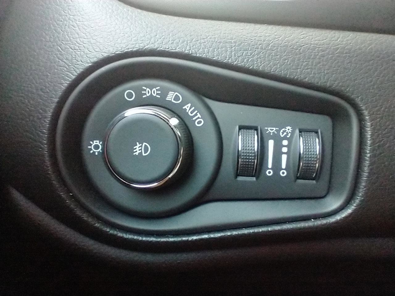 Used 2021 Jeep Renegade Latitude FWD image 24