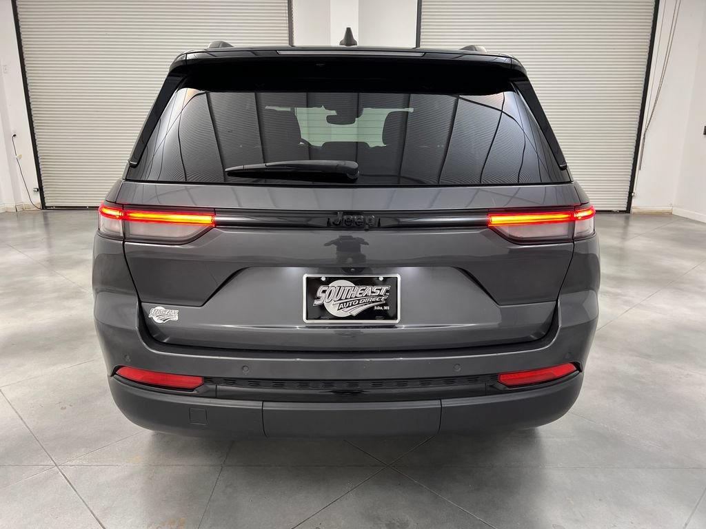 Used 2024 Jeep Grand Cherokee Altitude RWD image 8