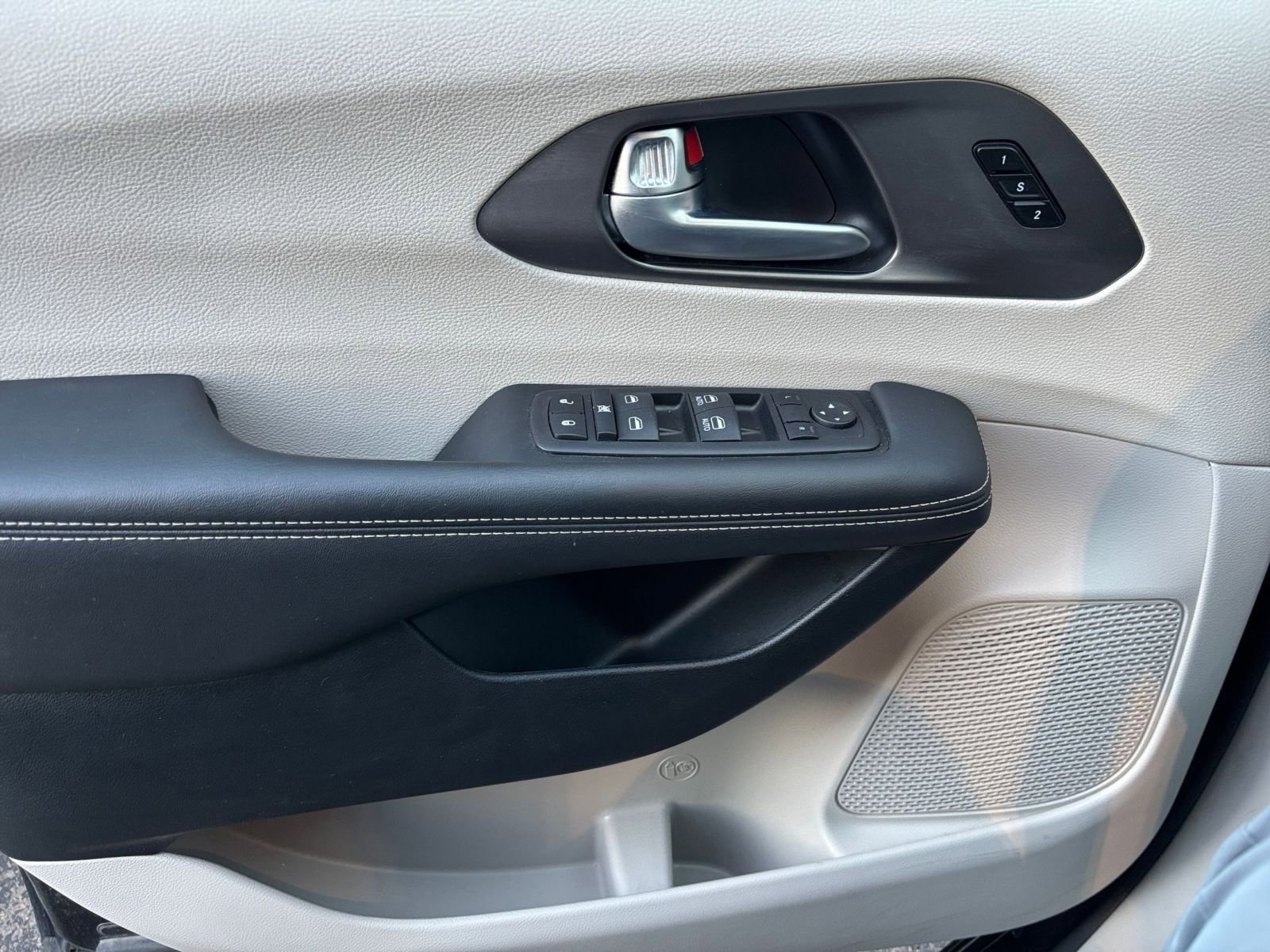 Used 2024 Chrysler Pacifica Touring-L image 18