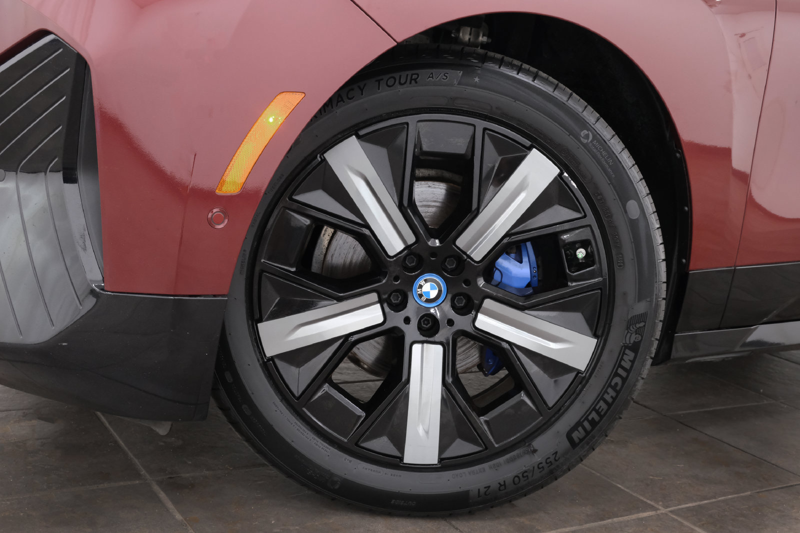 Used 2023 BMW iX xDrive50 w/ Premium Package AWD/4WD image 2