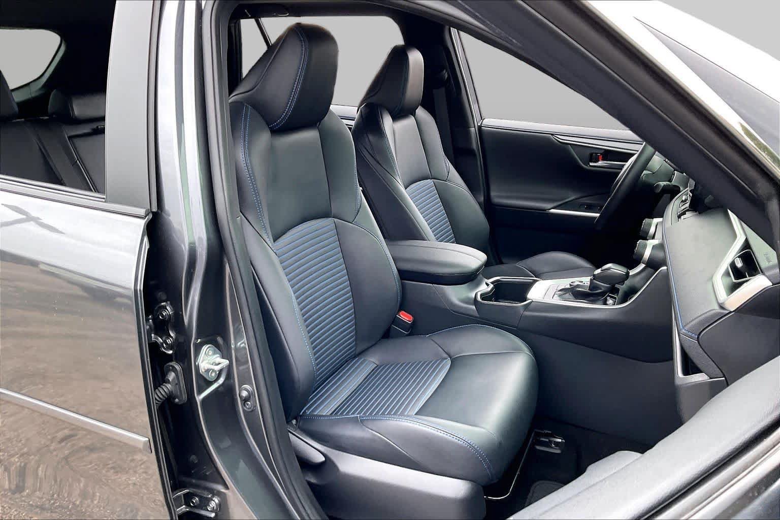 Used 2025 Toyota RAV4 XSE AWD/4WD image 9