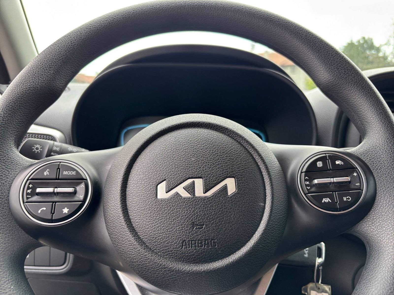 Used 2025 Kia Soul LX w/ LX Technology Package FWD image 25