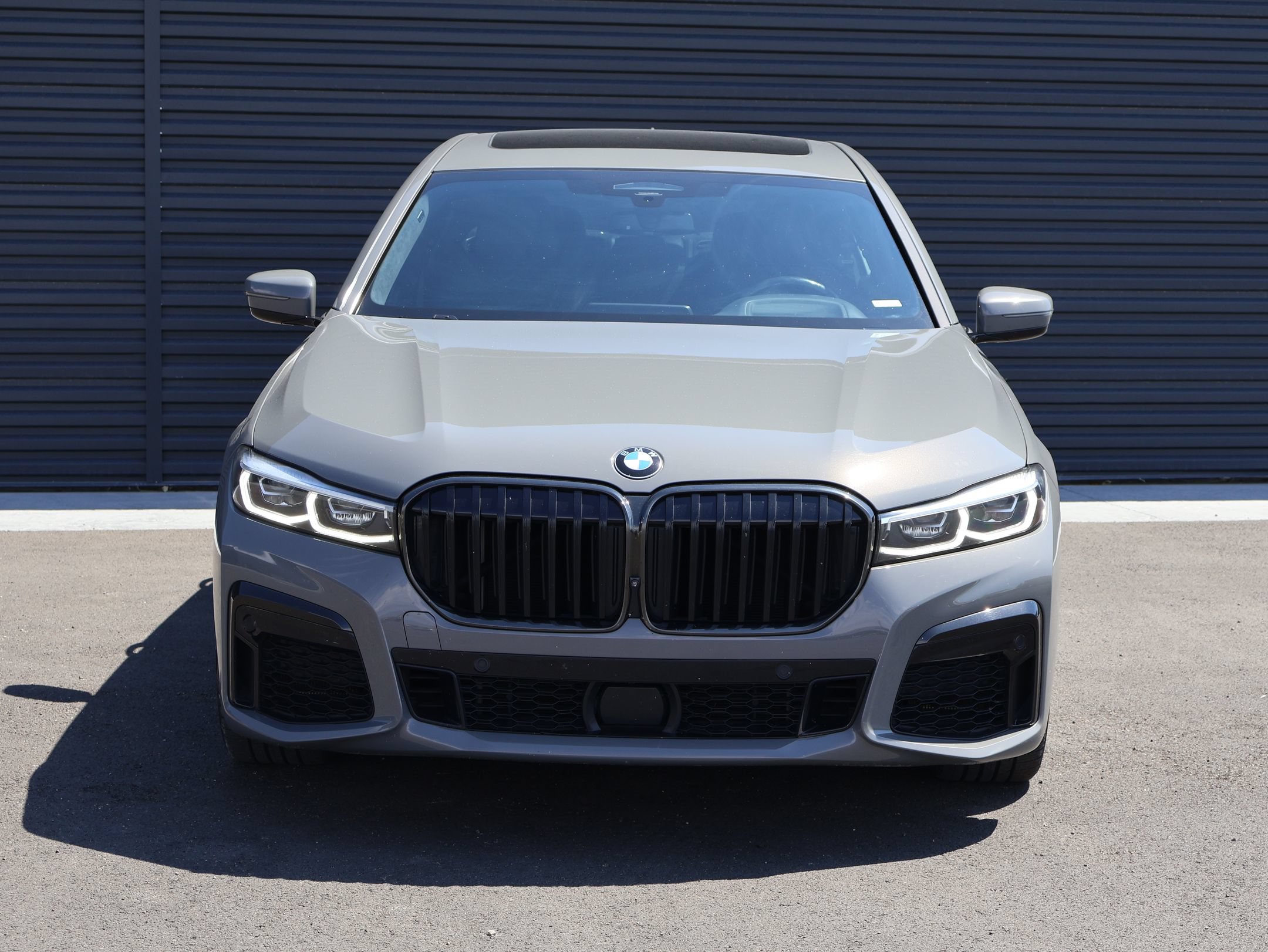 Used 2022 BMW 750i xDrive w/ Autobahn Package AWD/4WD image 2