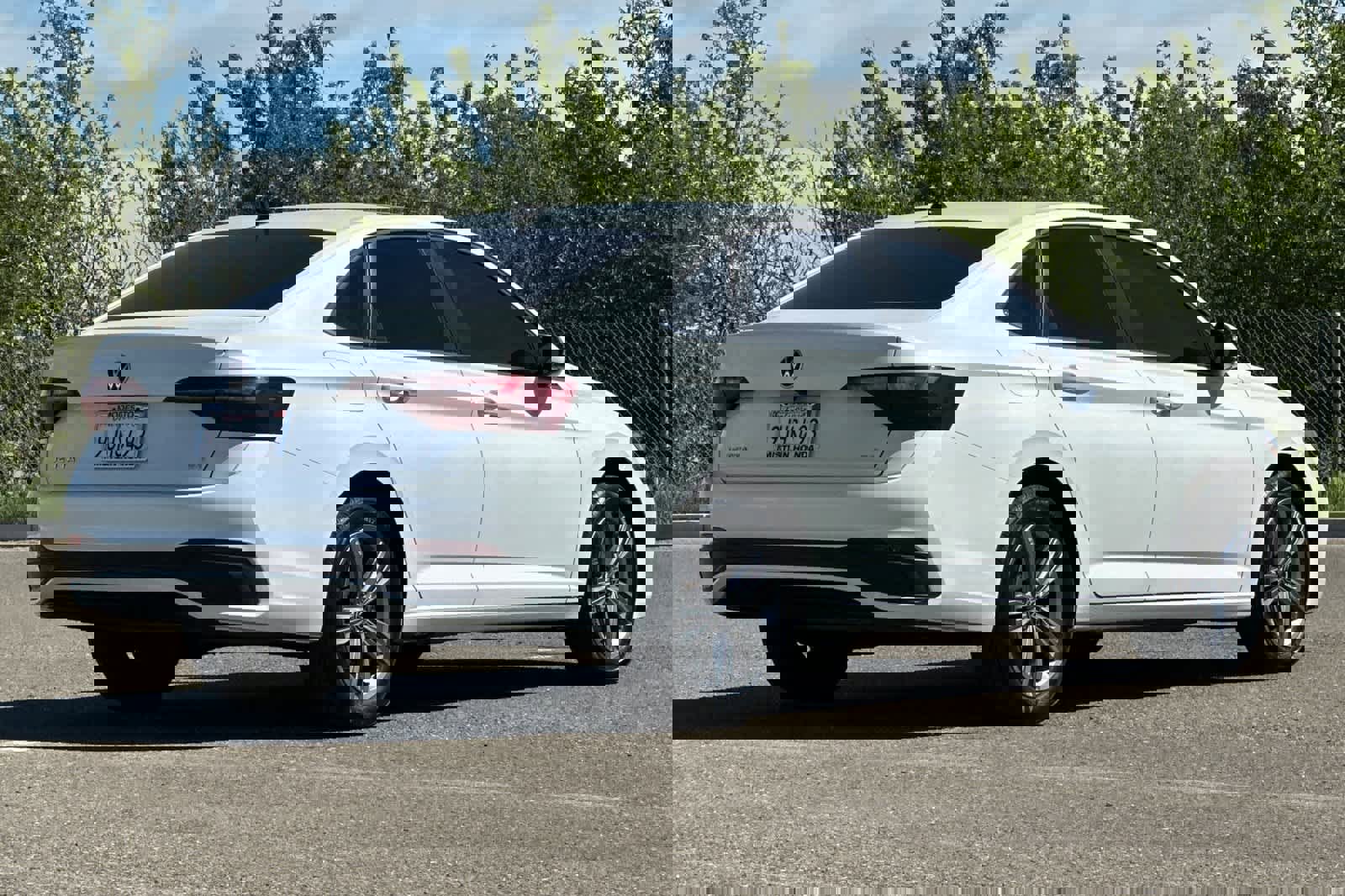 Used 2024 Volkswagen Jetta SE image 3