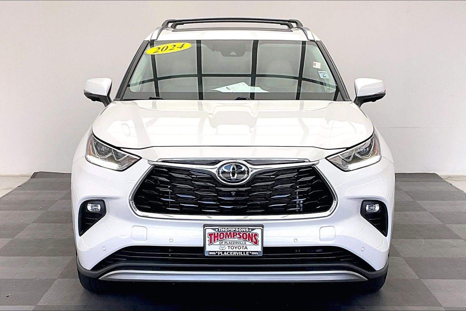 Used 2024 Toyota Highlander Platinum AWD/4WD image 2