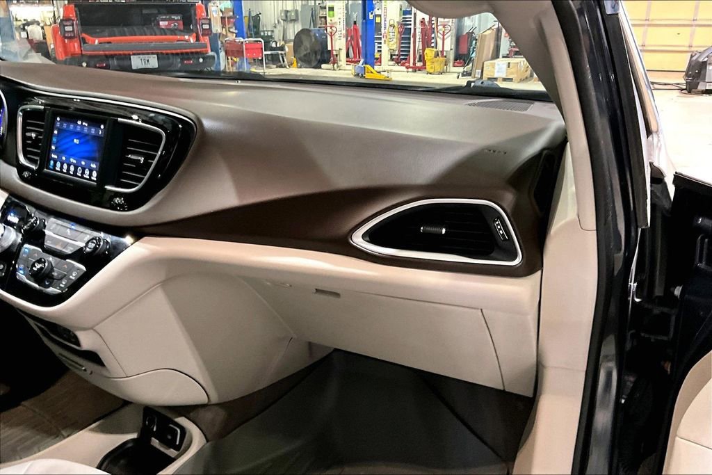 Used 2020 Chrysler Pacifica Touring w/ Tire & Wheel Group image 12