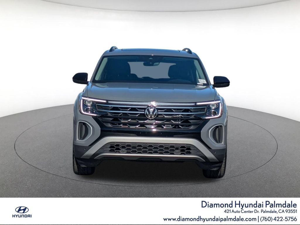 Used 2025 Volkswagen Atlas Peak Edition SE AWD/4WD image 2