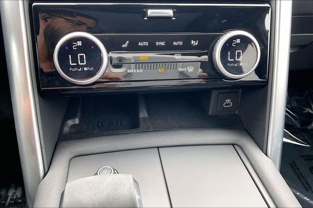 Used 2025 Land Rover Discovery Dynamic SE image 37