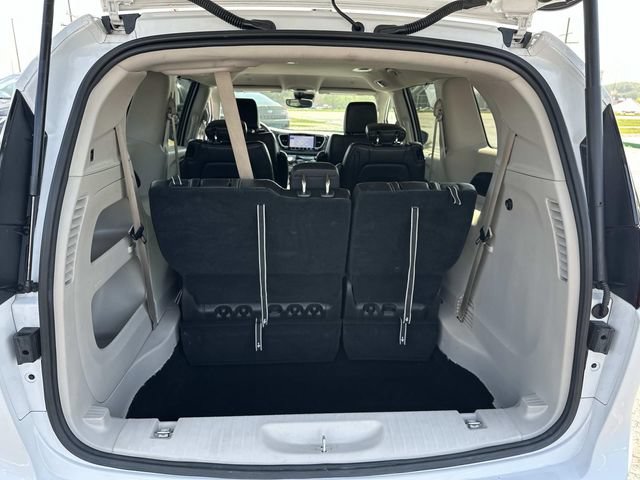 Used 2024 Chrysler Pacifica Touring-L FWD image 14